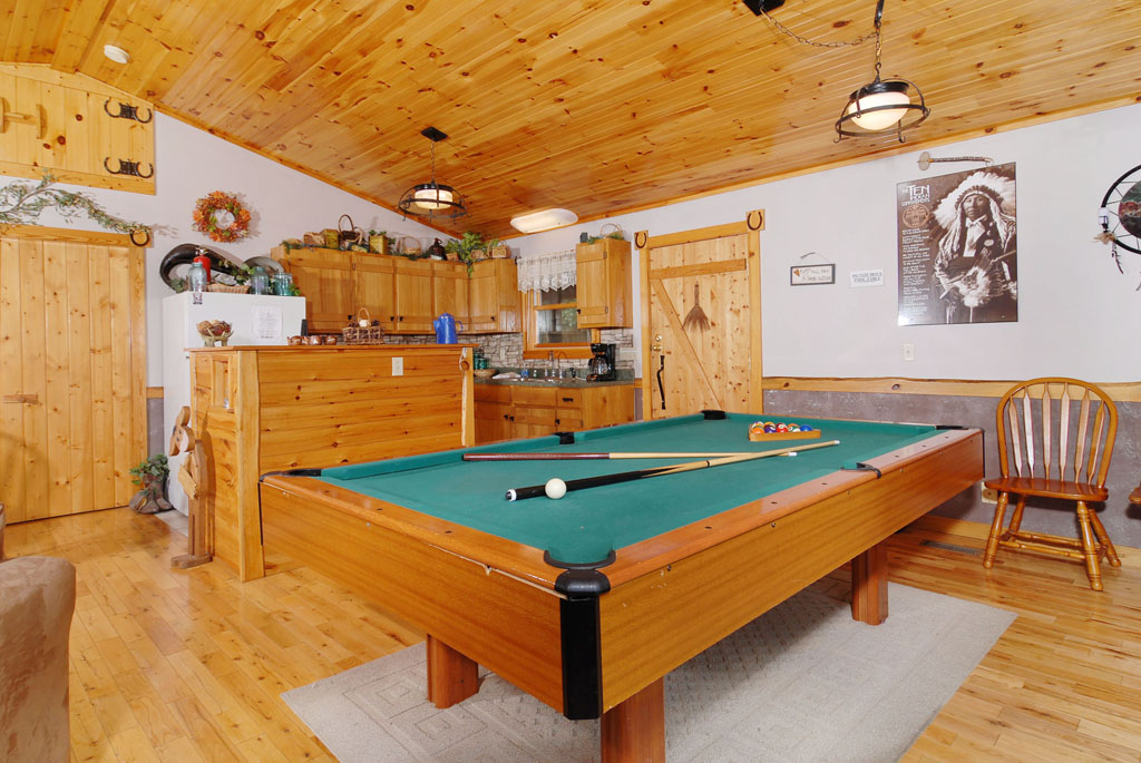 Tennessee Vacation Cabin Rental with a gameroom that has a sleeper sofa